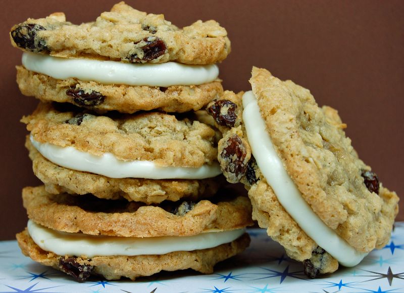 Raisin Oatmeal Cream Cookies