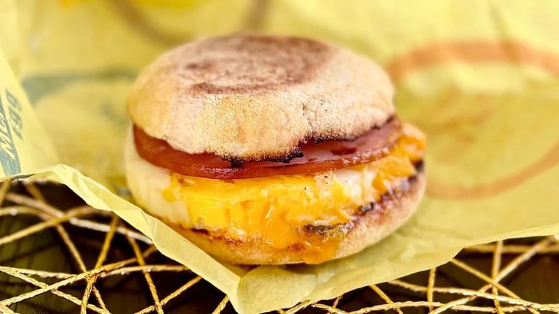 The early-era “breakfast muffin” format