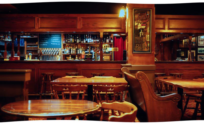 The Moon and Sixpence: Pub-Style Perfection