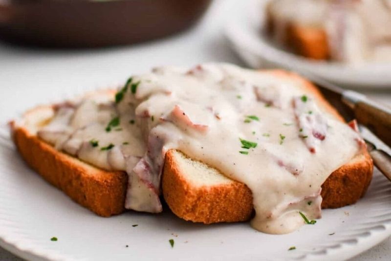 Creamed chipped beef on toast