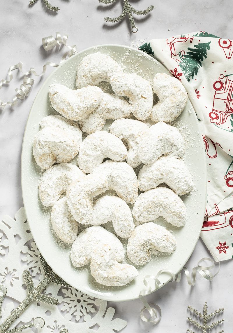 Almond crescents (Vanillekipferl style)