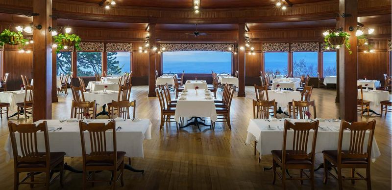 The dining room is paced like they have done this a thousand times