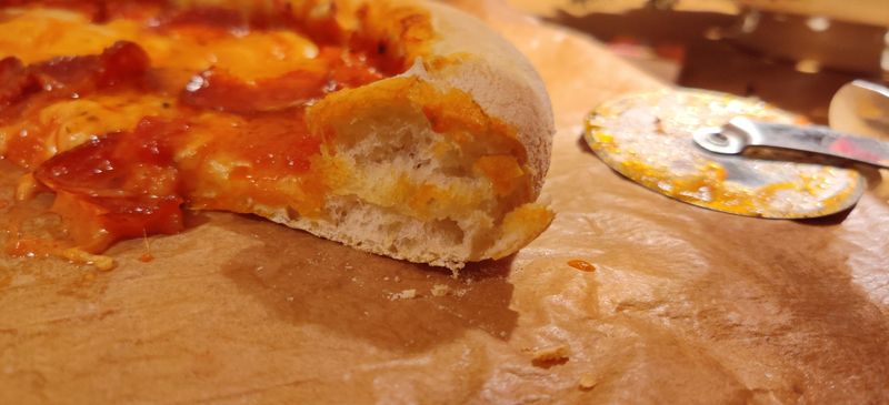 Pinch the rim to get a bigger cornicione