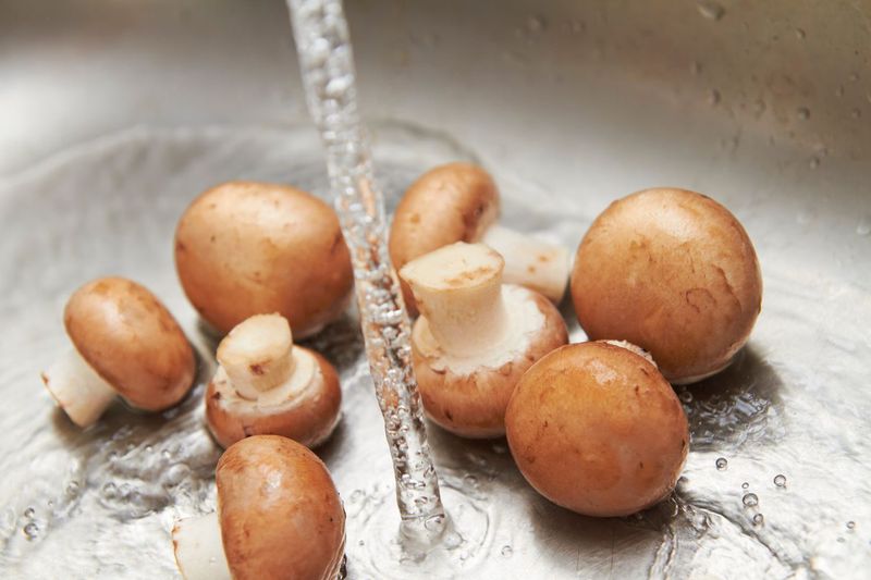 Washing mushrooms aggressively