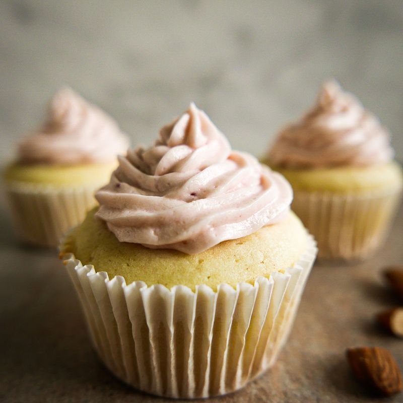 Vanilla Cupcakes With Almond-vanilla Flavor