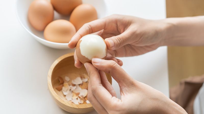 Myth 6: Fresher eggs peel easier after boiling