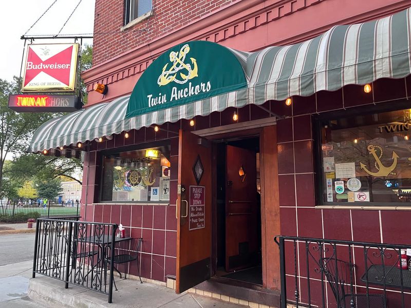 Twin Anchors: Old Chicago's Rib Institution