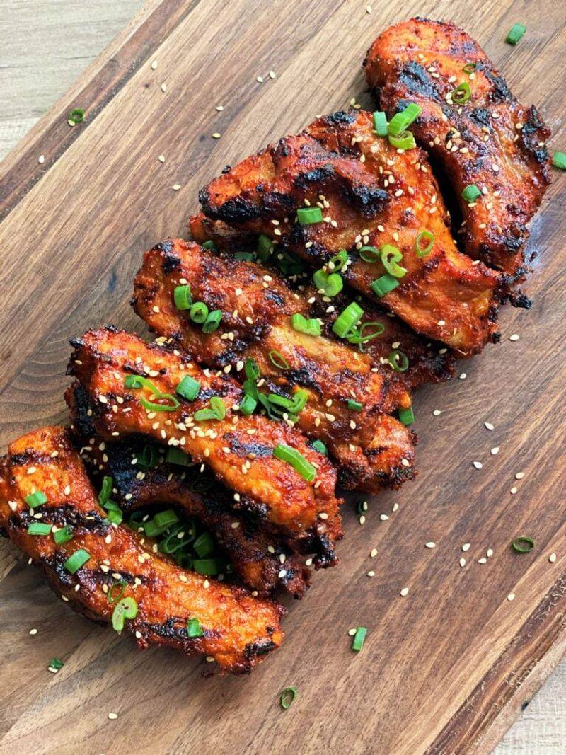 Dwaeji galbi (marinated pork ribs)