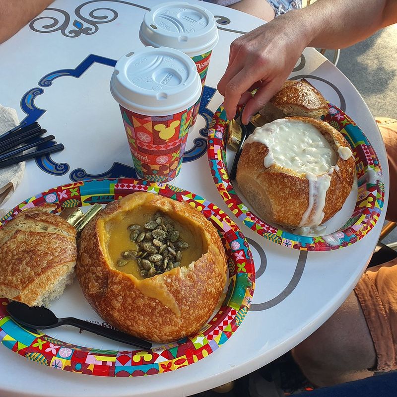 Theme-park and tourist-district quick-service spots