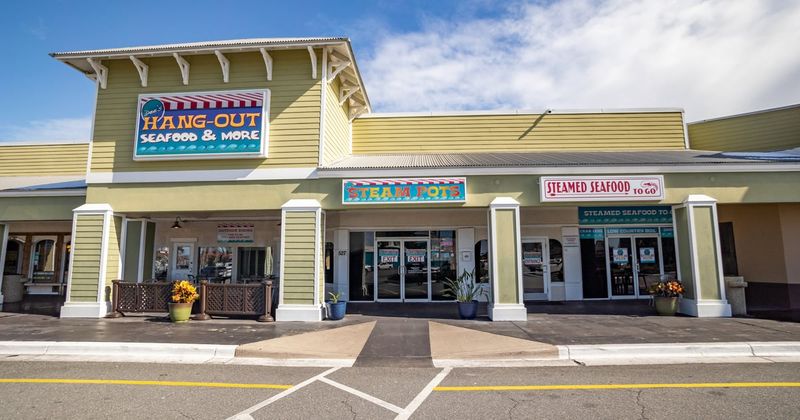 Dee’s Hang Out On The Beach - Daytona Shores