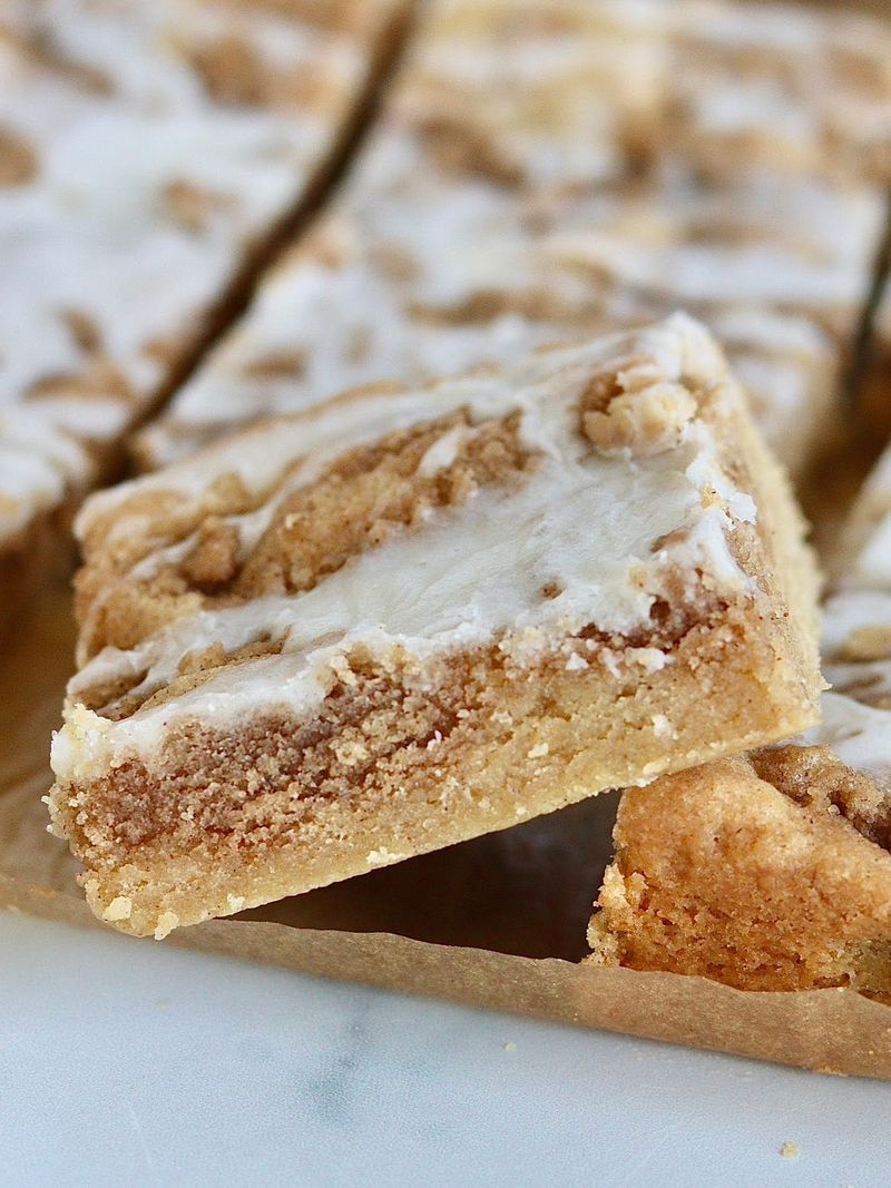 Cinnamon Roll Cookie Bars