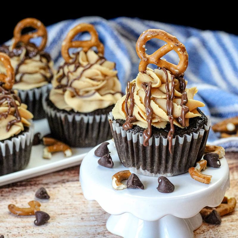 Pretzel twist topper