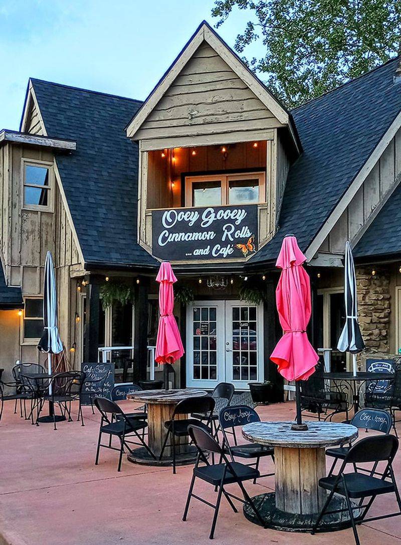 Indiana: Ooey Gooey Cinnamon Rolls and Café (Nashville)