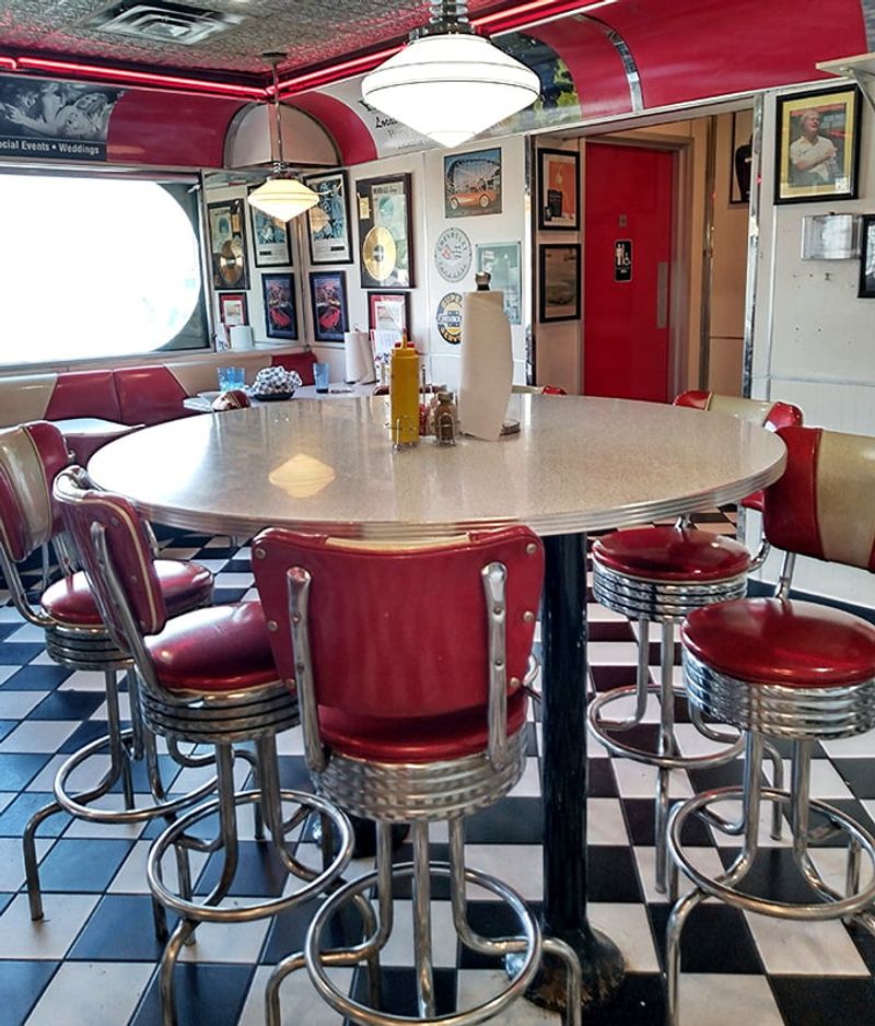 Tennessee - Volunteer Vinyl Diner