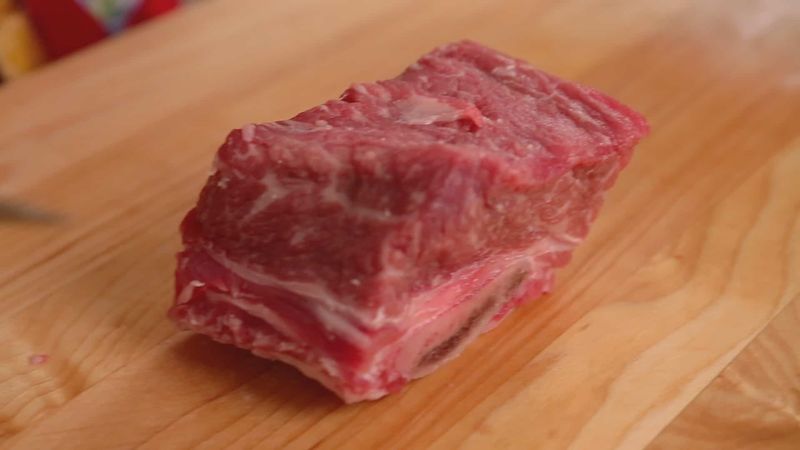 Saeng galbi (unmarinated beef short ribs)