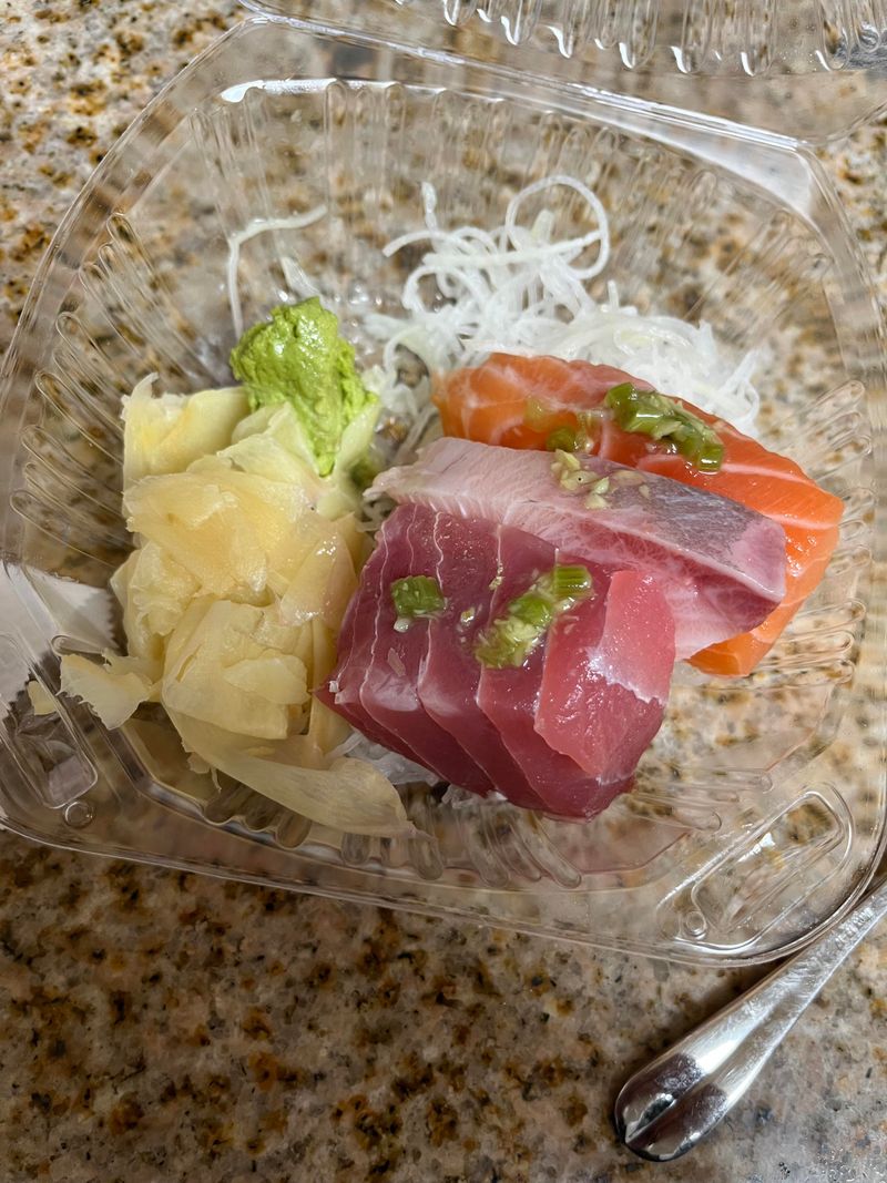 Cloudy or old-looking sashimi edges