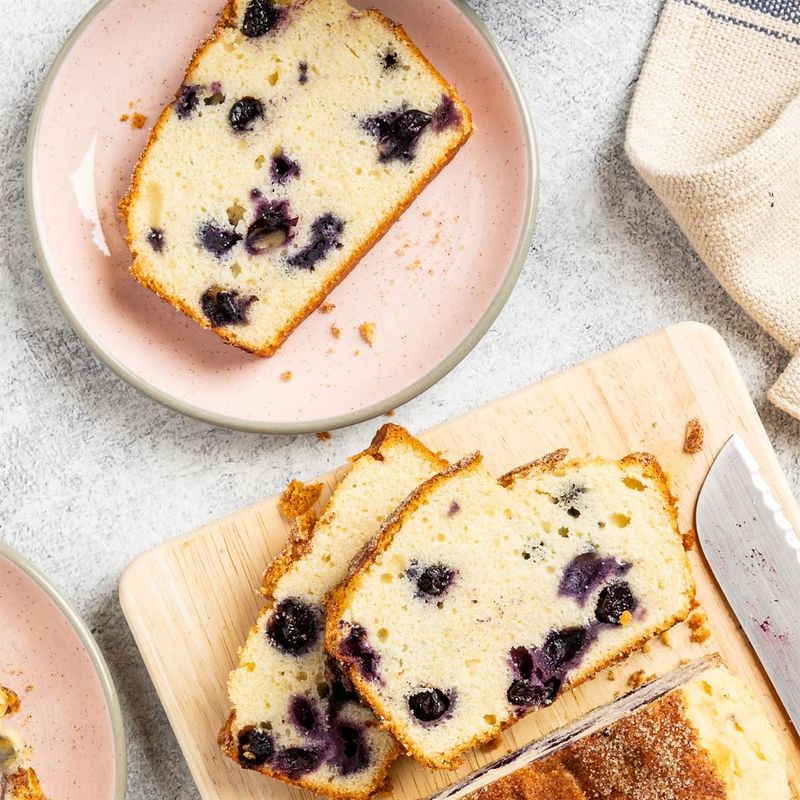 Pound cake with berries