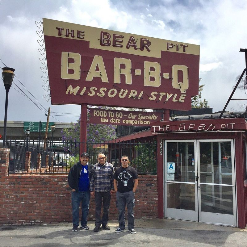 The Bear Pit Bar-B-Q, Mission Hills