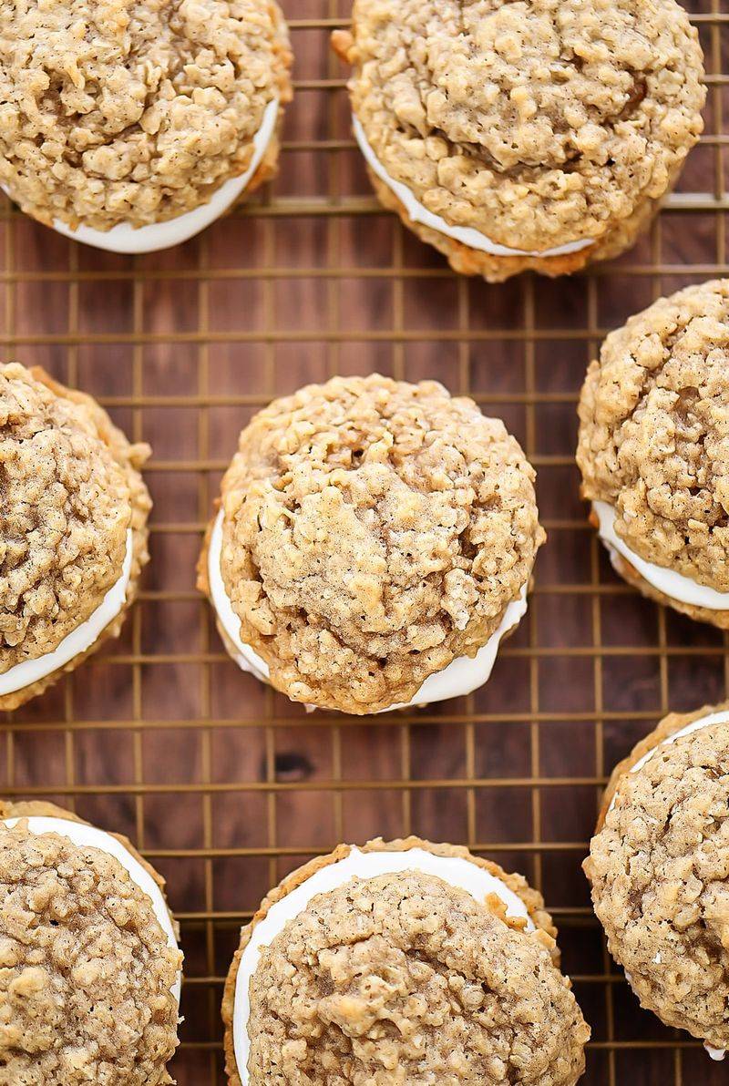 Cinnamon Oatmeal Cream Cookies