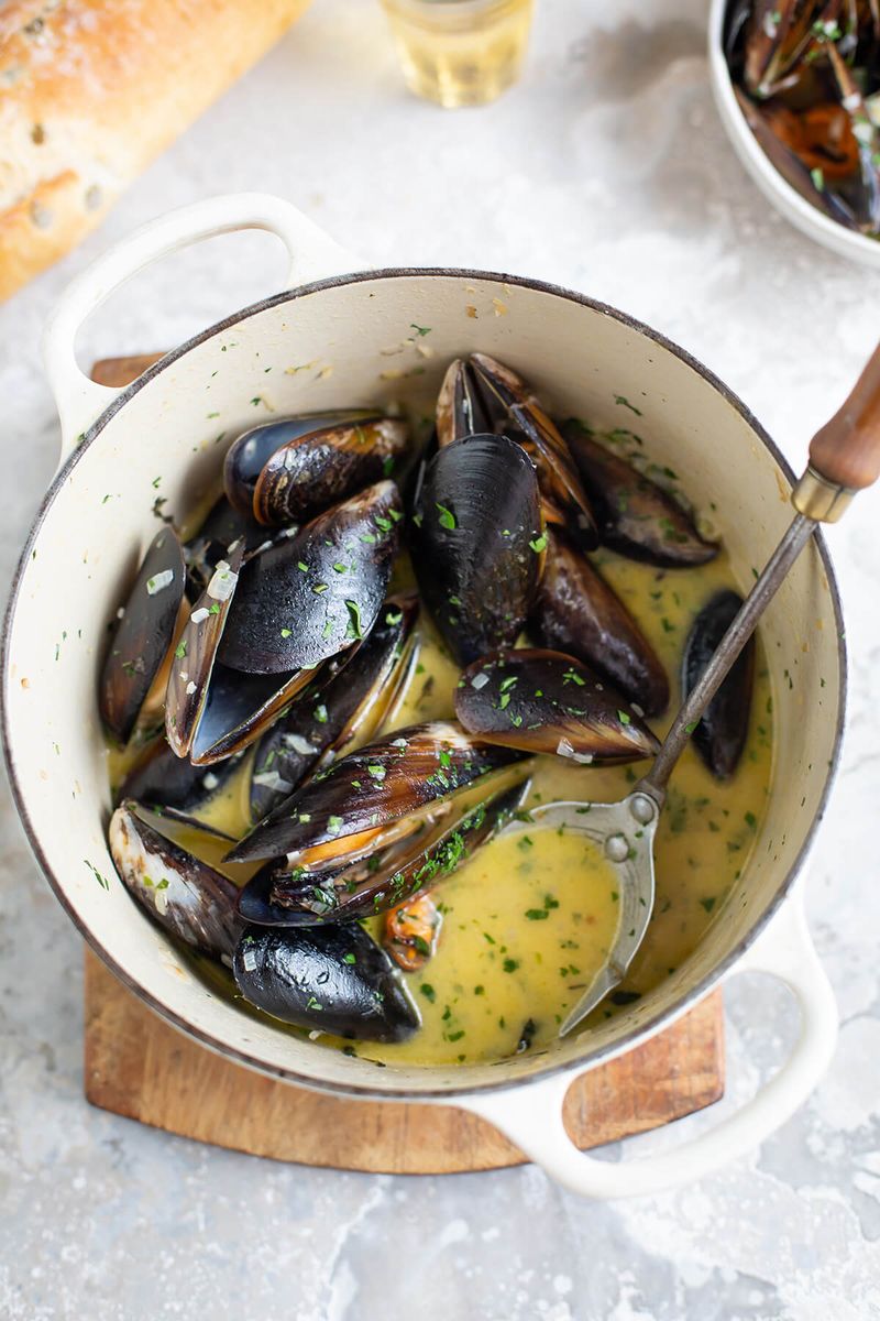 Mussels in Garlic White Wine Broth