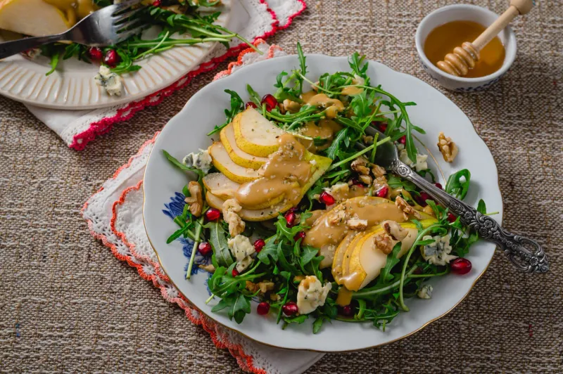 Arugula Salad With Pear, Blue Cheese, and Walnuts