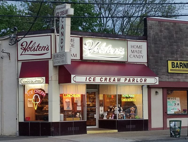 Holsten’s Brookdale Confectionery