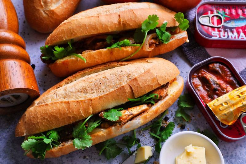 Bánh mì cá mòi
