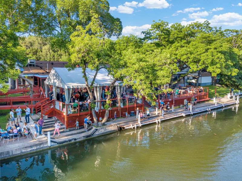 The County Line: Riverside Feasting That Never Stops