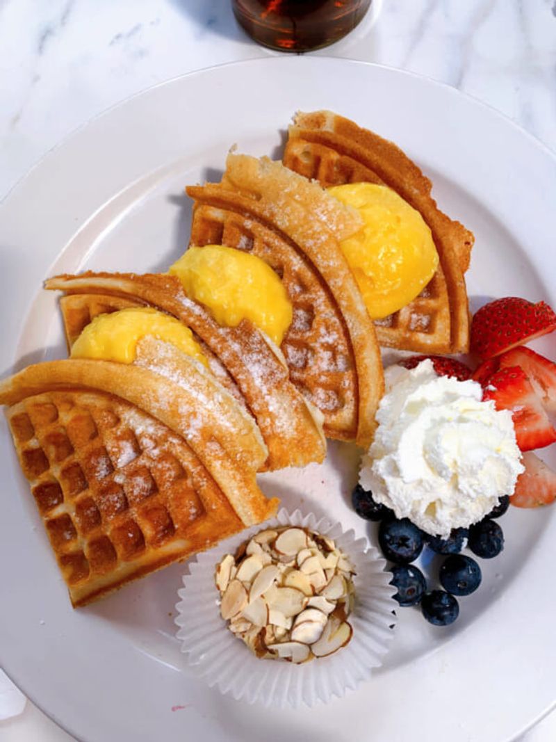 Honolulu: Waffle and Berry