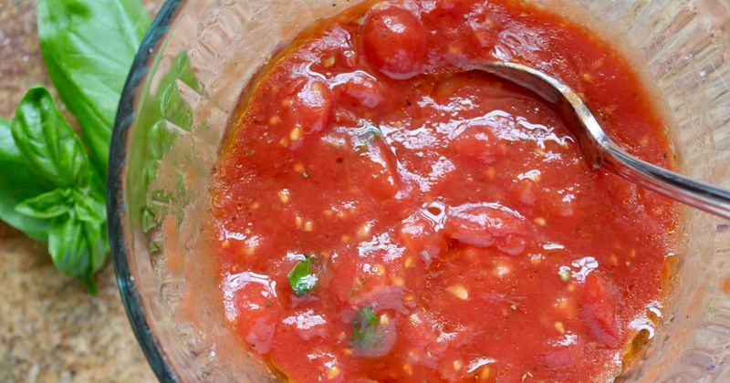 Make A Simple Uncooked Tomato Sauce