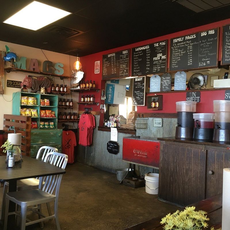 Mac's Bar-B-Q: Old-School Smoky Paradise