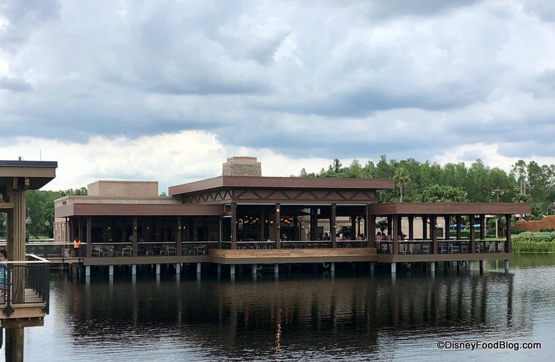 Three Bridges Bar & Grill at Villa del Lago