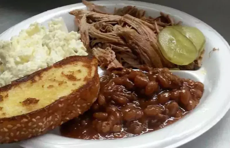 Alabama: Pulled pork BBQ plate