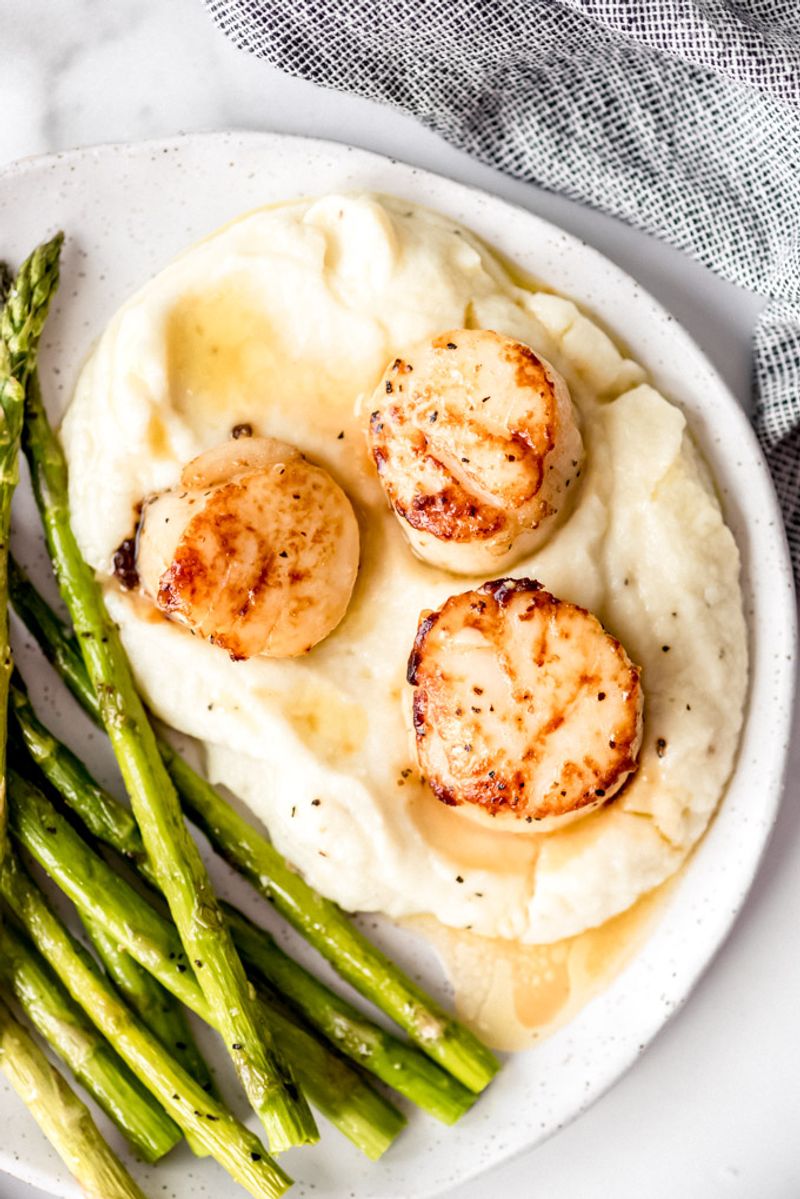 Scallops With Roasted Garlic Mashed Potatoes