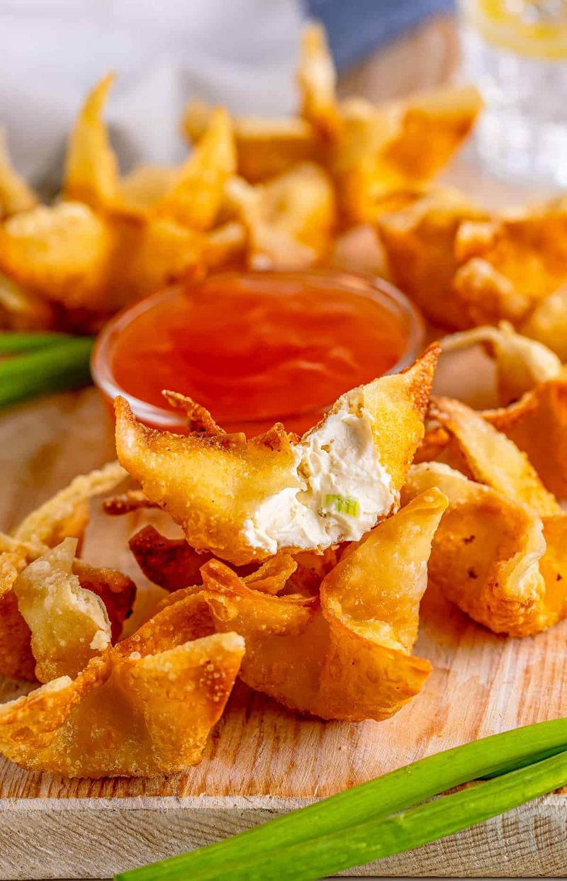 Crispy Chicken Wontons With Creamy Dip