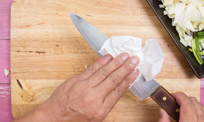 Dirty cutting boards or knives
