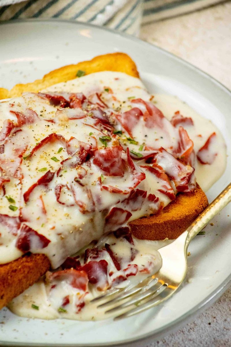 Creamed chipped beef on toast