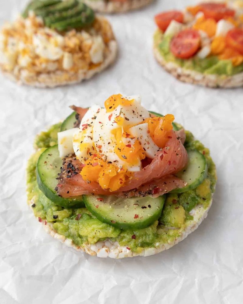 Avocado rice cake