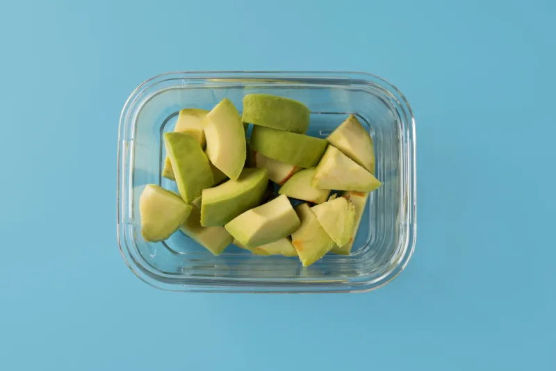 Storing cut avocado without protecting the surface