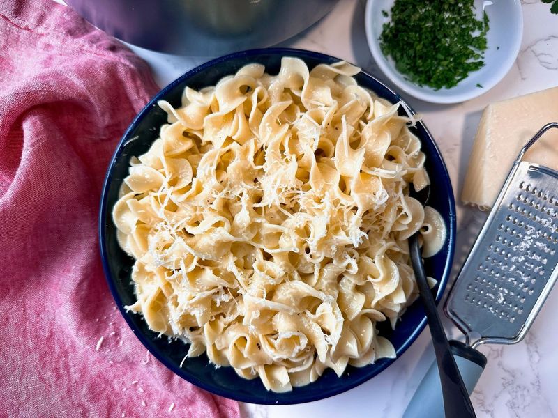 Buttered noodles with pepper