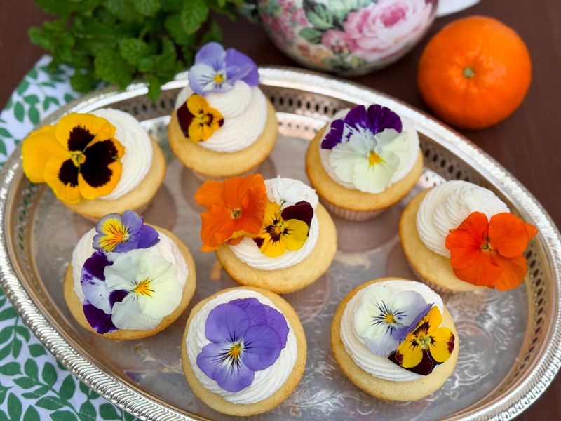 Edible flowers (simple, not overloaded)