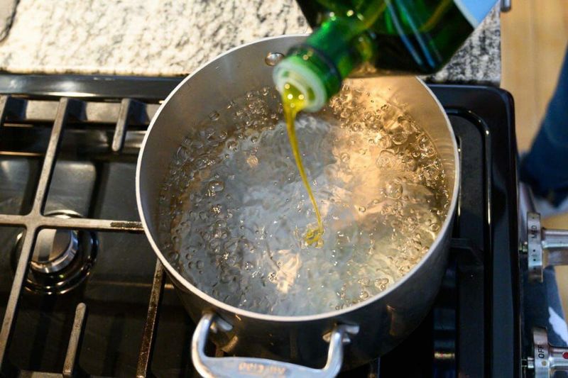 Adding oil to pasta water