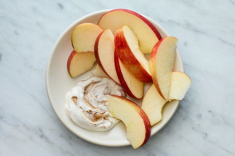 Apple slices with peanut butter
