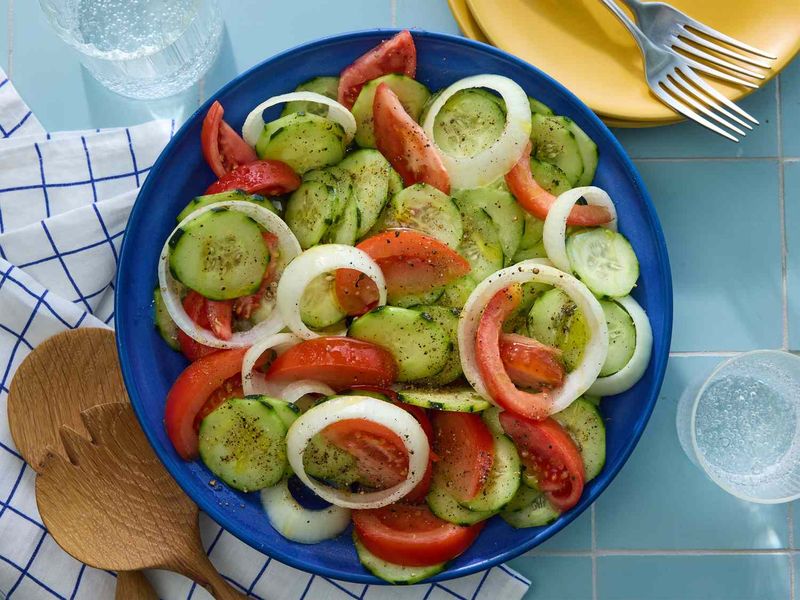 Sliced tomatoes and cucumbers (uncovered)