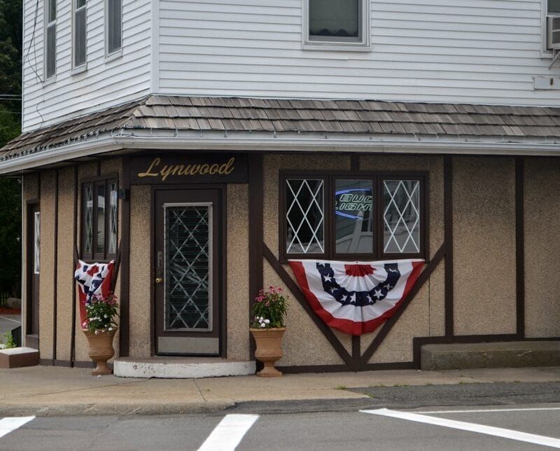 Lynwood Cafe: Randolph's Bar Pizza Institution