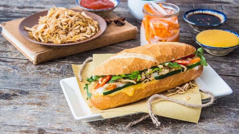 Bánh mì gà xé