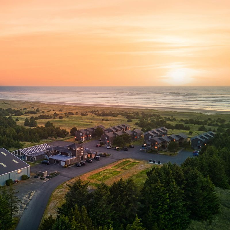 Lighthouse Oceanfront Resort Bistro - Long Beach