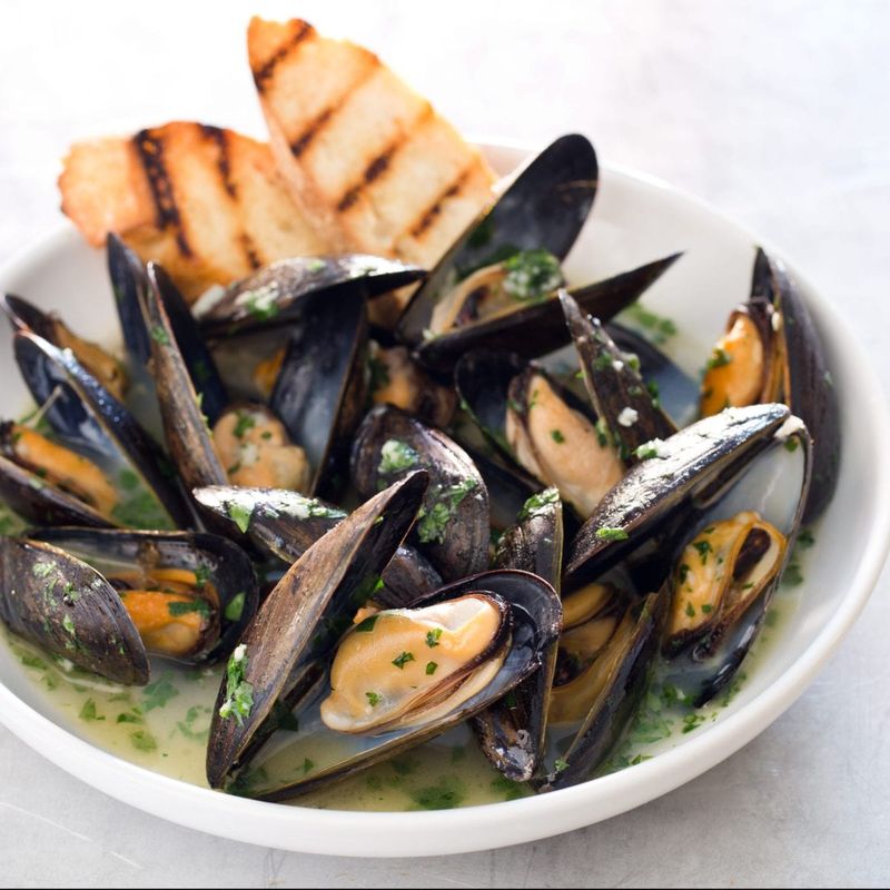 Garlicky Mussels in White Wine