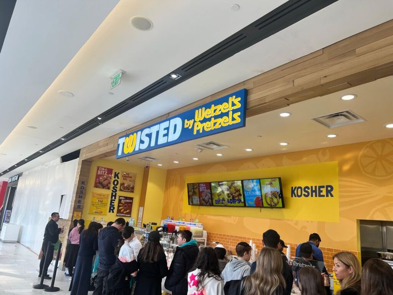 Wetzel’s Pretzels (early food court vibe)