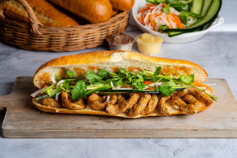 Bánh mì cá (fried fish)